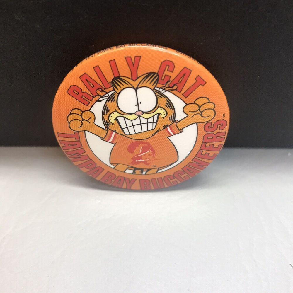Vintage Tampa Bay Buccaneers Garfield metal Button Pin NFL football Rally Cat